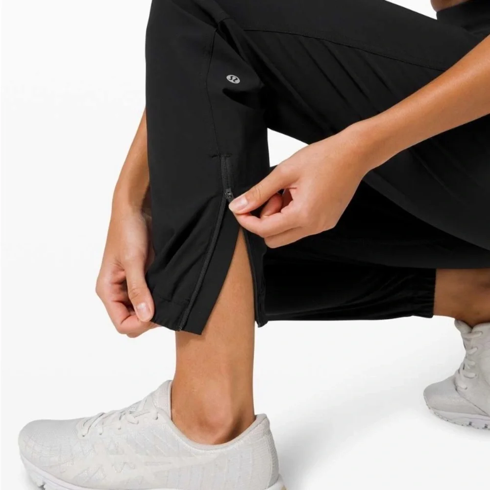 Lululemon women’s Black Jogger Pants - size 4